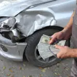 汽车修理工和损坏的汽车